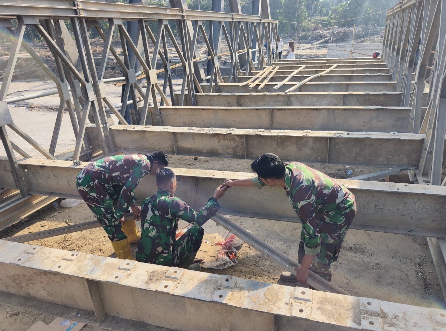 Akses Terputus Akibat Banjir, TNI AD Gerak Cepat Bangun Jembatan Darurat
