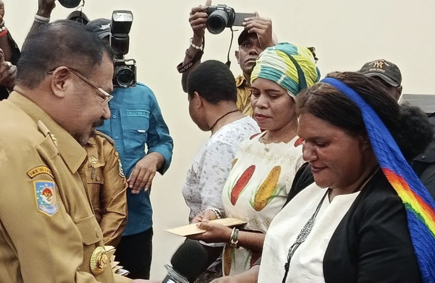Dukung Pelaku  UMKM, Gubernur Papua Serahkan Bantuan Modal Usaha