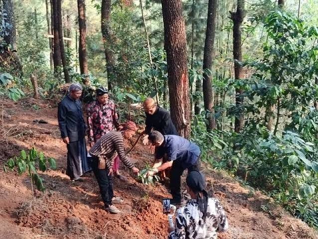 Kepala Lembaga Pemasyarakatan (Lapas) Pemuda Kelas IIB Plantungan menghadiri prosesi Kirab Budaya di