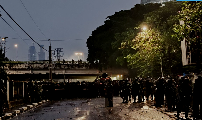 Demo 25 Agustus Ricuh, Pos Polisi Dirusak dan Transportasi Lumpuh