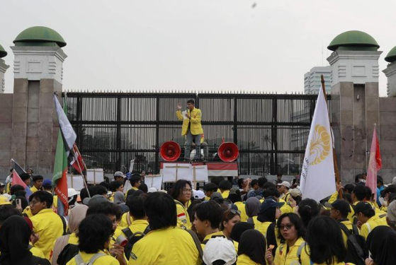 Ratusan Mahasiswa Geruduk DPR, Jalan Gatot Subroto Macet Parah