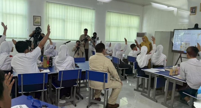 Prabowo Tinjau Penggunaan Smartboard di SMPN 4 Bekasi, Ikut Duduk di Kelas