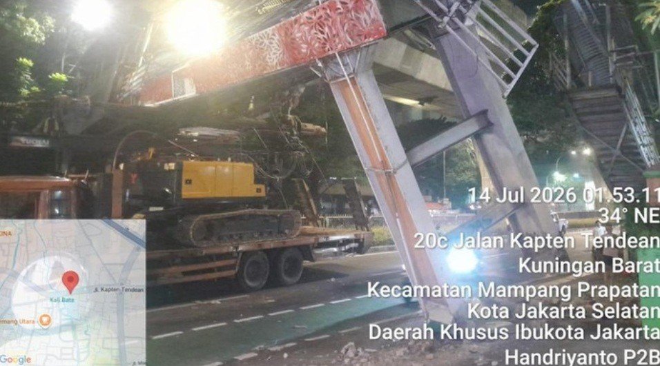 Truk Bermuatan Besar Tersangkut, Jembatan Penyeberangan Orang di Tendean Rusak Parah