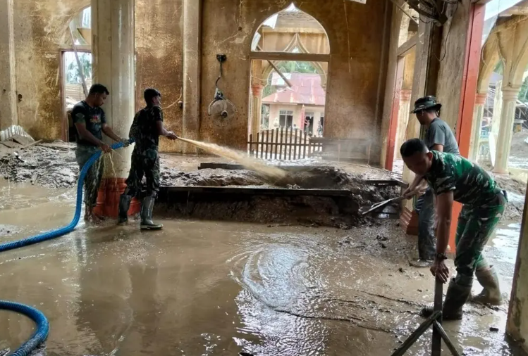 Prajurit TNI dan Warga Gotong Royong Bersihkan Masjid Tanah Merah Pascabanjir di Aceh Utara