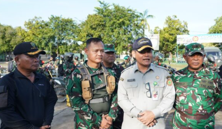 TNI AD Distribusikan Beras Pakai Motor Trail untuk Warga Terdampak Banjir di Aceh