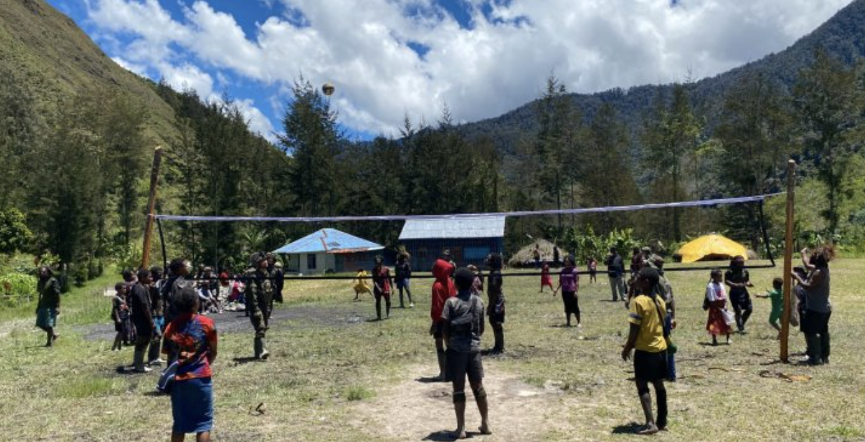 Kebersamaan TNI–Rakyat di Ilaga: Sarana Olahraga Jadi Ruang Baru Pemersatu