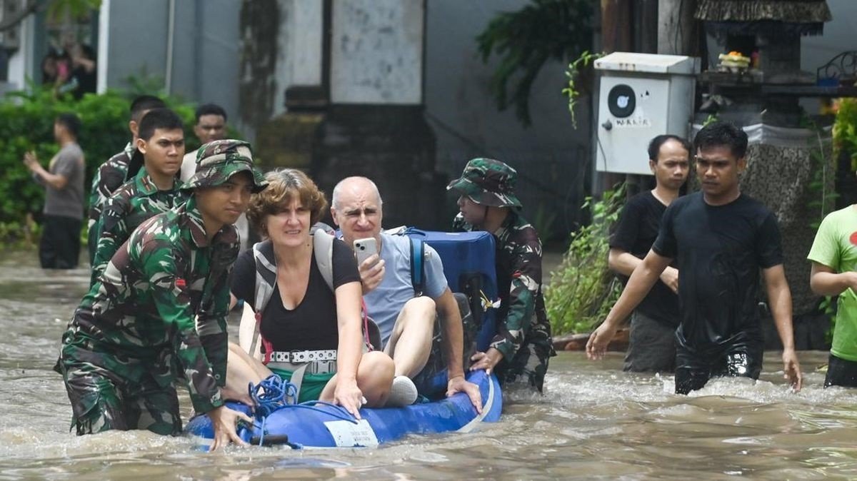 TNI AD Kerahkan 300 Personel Bantu Evakuasi Korban Banjir Besar di Bali