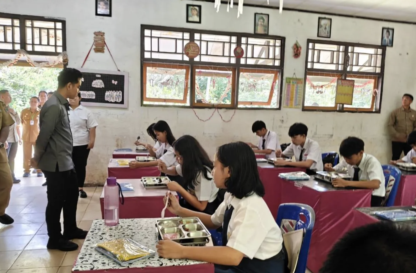 Kunjungi SMPN 1 Tombulu, Wapres Pastikan Program Makan Bergizi Gratis Berjalan Optimal