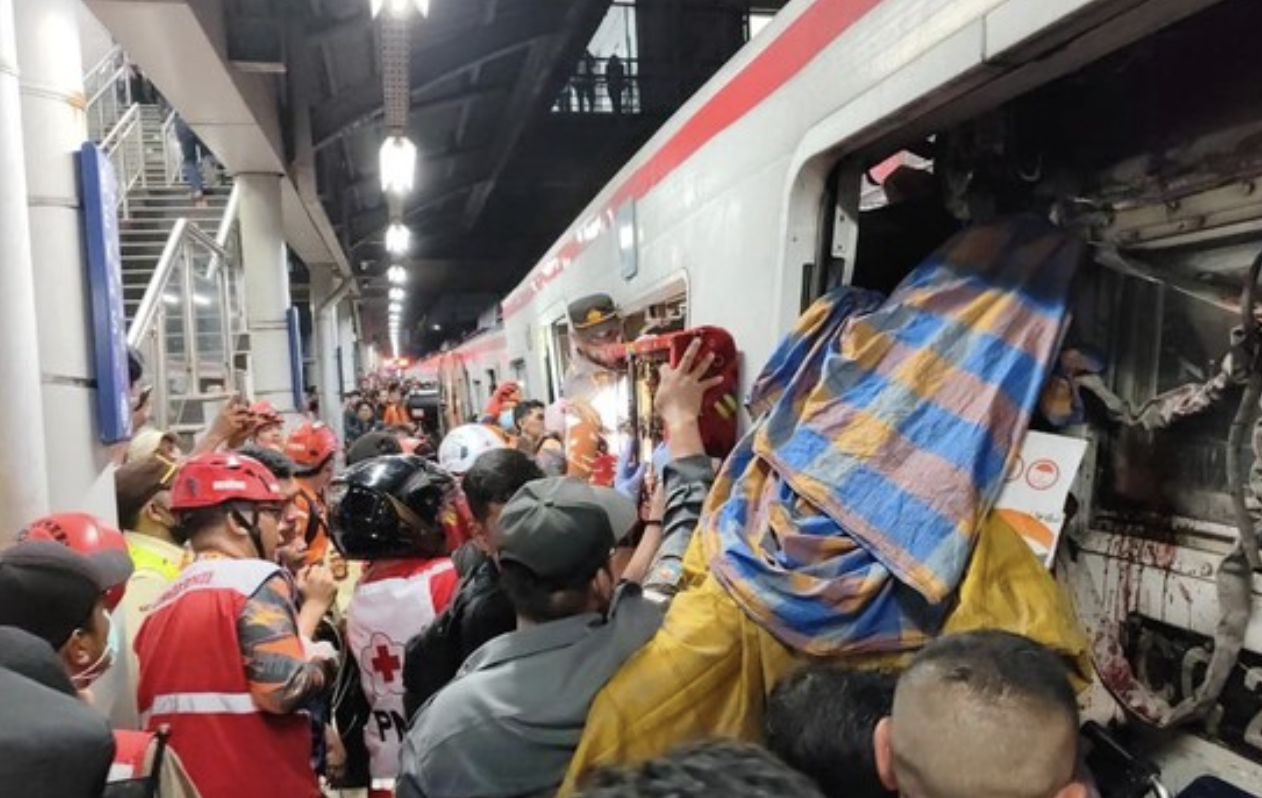 Insiden KA di Stasiun Bekasi Timur, KAI Sampaikan Permohonan Maaf dan Penanganan Cepat