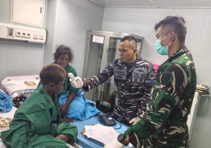 KRI WSH-991 Evakuasi 11 Warga Papua Nugini yang Hanyut di Pasifik