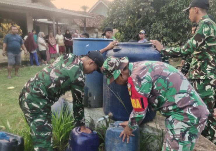 Peduli Kebutuhan Warga, TNI Bersinergi Salurkan Air Bersih ke Kampung Ramsai Way Kanan
