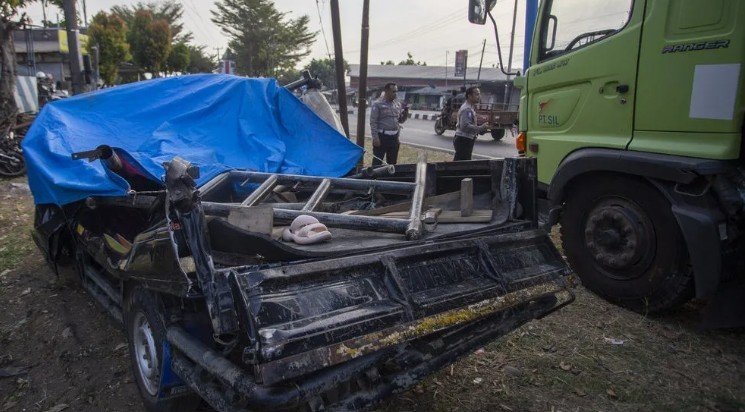 Kecelakaan Maut di Pantura Indramayu Tewaskan 13 Pengantar Pengantin, Pikap Terjepit Dua Truk Saat P