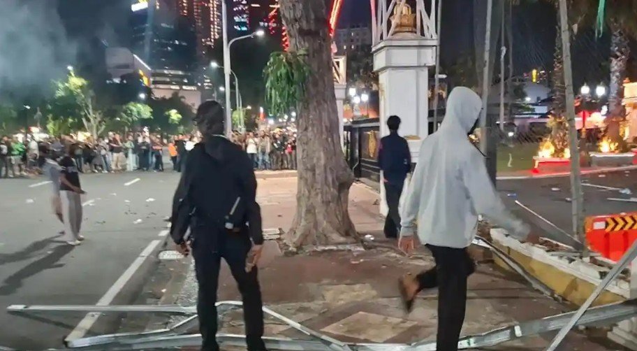Polisi Tangkap Belasan Orang dalam Aksi Demo di Grahadi Surabaya