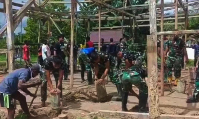 Negara  Hadir untuk Rakyat Papua, Melalui Satgas Yonif 123/Rajawali Merehabilitasi gereja