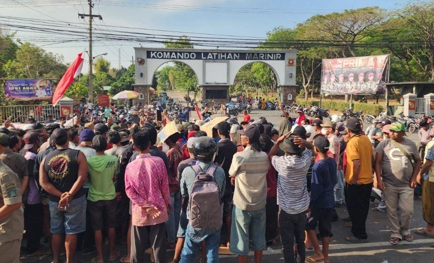 TNI AL Hentikan Sementara Latihan Menembak, Aksi Blokade Pantura Pasuruan Berakhir