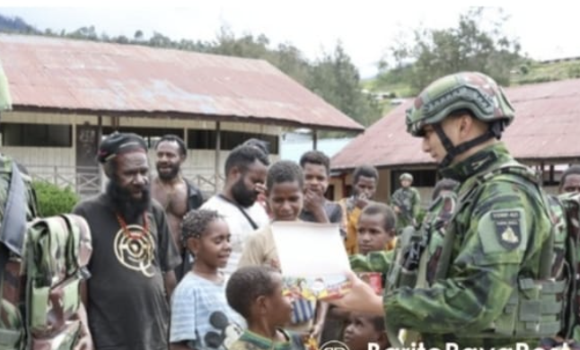 Kegiatan Berbagi Satgas Yonif 621/Manuntung Ciptakan Suasana Aman dan Damai di Papua Tengah