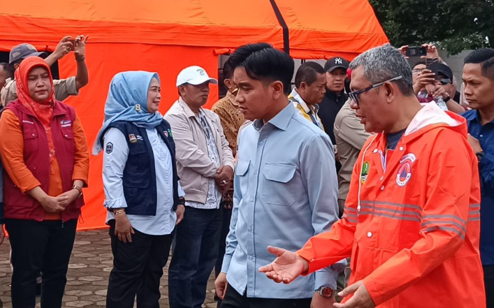 Wapres Gibran Tinjau Pengungsi Longsor Cisarua dan Minta Penanganan Dipercepat