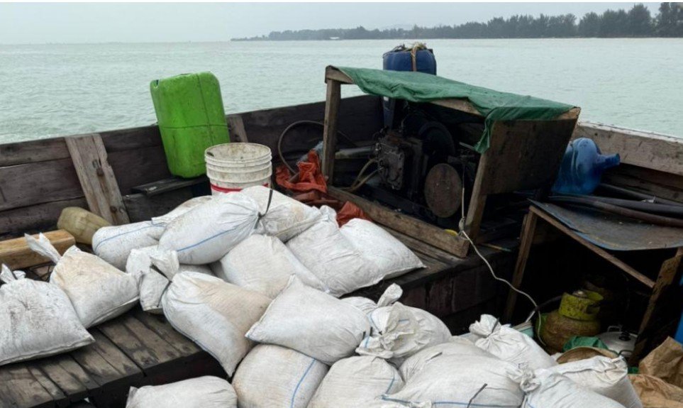 TNI AL Gagalkan Penyelundupan 25 Ton Timah Ilegal di Selat Bangka